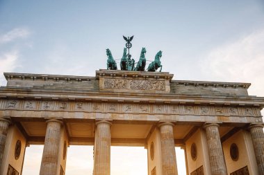 Berlin 'deki Brandenburg Kapısı' nın tepesindeki Quadriga..