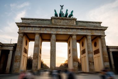 alacakaranlıkta Berlin Brandenburg Kapısı