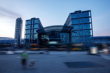 Berlin ana tren istasyonu binası.