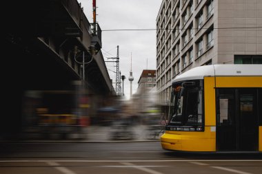 Berlin şehri hayatı. Tramvay, köprü ve merkezdeki TV kulesi.