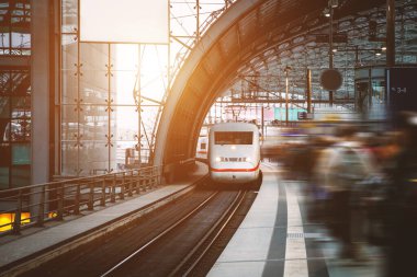 Büyük bir tren istasyonuna modern bir trenin gelişi.