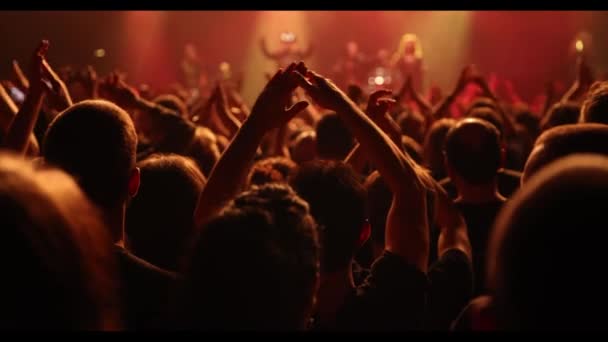 Orang Orang Lantai Dansa Memuji Konser Dan Menunjukkan Kelompok Musik — Stok Video