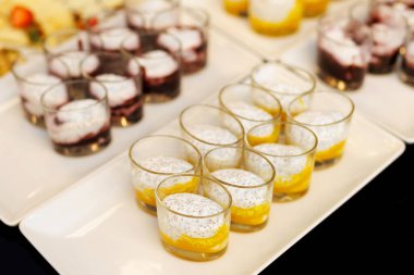 Zarif bir tatlı karışımı: Chia, puding mini tatlılar, her katman çikolata ve vanilya aromalı uyumlu bir karışım.