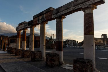 Günbatımında antik Roma şehri Pompeii 'nin kalıntıları ve sütunları
