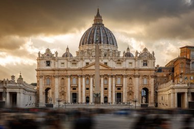 Vatikan 'daki St. Peter Meydanı' nda bulanık insanlar. Papa Katedrali yakınında kalabalık