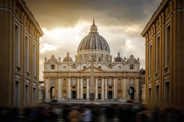 Vatikan 'daki St. Peter Meydanı' nda bulanık insanlar. Papa Katedrali yakınında kalabalık