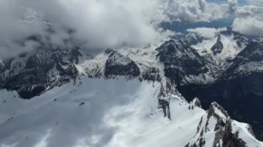 Karlı dağ tepelerinin üzerinde uçuyor. Alpler hava görüntüsü zaman ayarlı