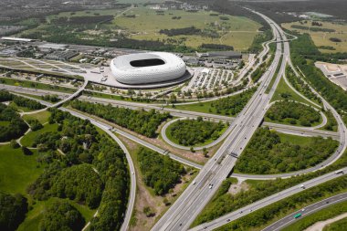 MUNICH, ALMANY - 11 Mayıs 2024: Allianz Arena hava görüntüsü. Modern futbol stadyumuna ulaşım imkanları çok yüksek.