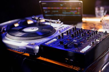 Klüp DJ 'i müzik setini hazırlıyor. DJ Spinning, Mixing ve Scratching in a Night Club.