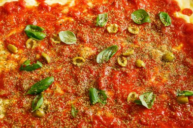 Domates soslu pizza, mozzarella peyniri ve fesleğen yaprağı hazırlıyorum. Üst Görünüm