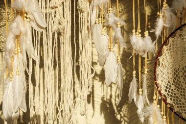 Sanatsal Beyaz Tüyler Rüya Yakalayıcı, yakın plan