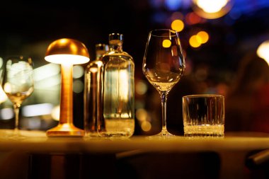 Boş temiz bir şarap kadehi masada duruyor ve bir restoranda misafirleri bekliyor..