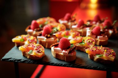 Taze çilek, şeftali, nane ve peynirli bruschetta aperatiflerinden oluşan gurme seçimi. Füzyon atıştırmalıkları