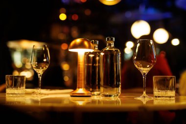 Su şişesi ve temiz şarap kadehi restoran misafirlerini bekliyor.