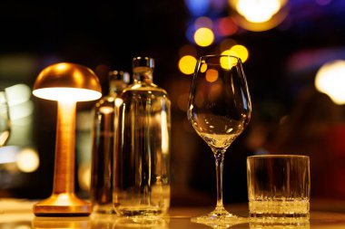 Su şişesi ve temiz şarap kadehi restoran misafirlerini bekliyor.