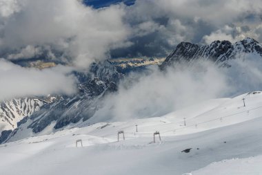 Karlı yamaçlar Alp dağlarında bir kayak merkezinde