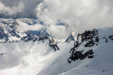 Alplerdeki karlı dağ zirvelerinin en üst görüntüsü