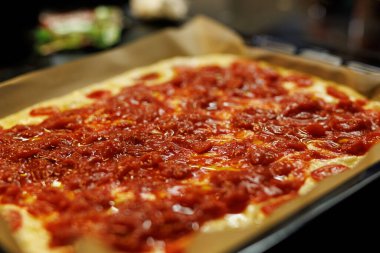 Ev yapımı pizza. Hamurlu domates sosu.