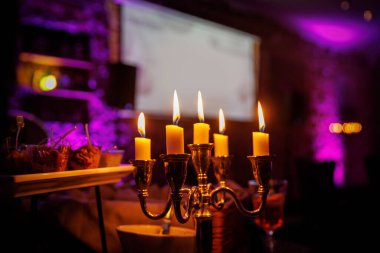 Zarif Mum Tutucu Ilık Ambiyans Yapıyor