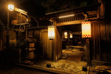 Japonya 'nın Kanazawa kentindeki geleneksel bir Japon girişi olan Samuray bölgesinde gece görüşü.