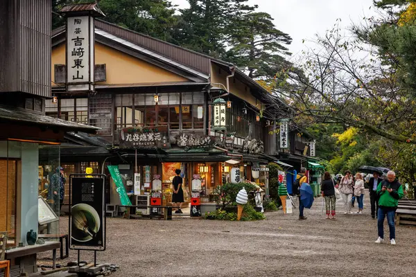 Kanazawa, Japonya - 23 Ekim 2024: Canlı insanlar ve benzersiz dükkanlarla dolu geleneksel sokak pazarı