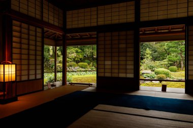 Shoji ekranlı geleneksel Japon odası ve Bahçe manzaralı tatami paspaslar.