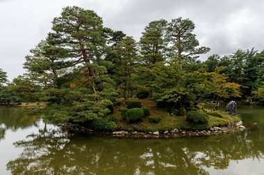 Sakin, sakin sularla çevrili sakin bir adayı keşfedin ve keşfedin. Ve canlı, yemyeşil bir ada