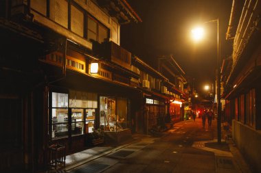 Geleneksel Japon Mimarisi ve Canlı Kültür ile Çekici Gece Sokak Sahnesi