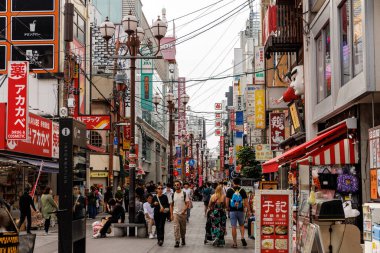 OSAKA, Japonya - 25 Ekim 2024: Dotonbori sokak yemekleri