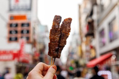 Japon Kobe bifteği bir Osaka caddesinde şişe geçirilmiş.