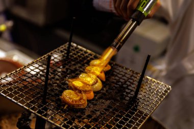 Bir aşçı ızgara yiyeceklerin tadını arttırmak için meşale kullanır. Yemek yememizi hızlandıran yaratıcı bir teknik sunar.