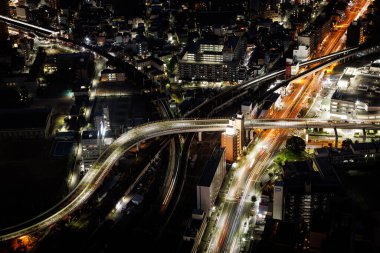 Enfes pagodalar ve süslü fenerlerle geleneksel mimari