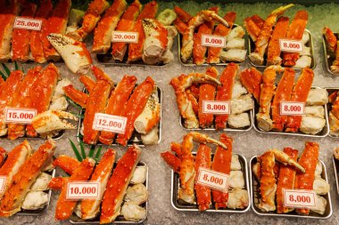 Canlı ve renkli Yengeç dokunaçları bir balık pazarında satılıyor.