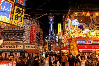 OSAKA, Japonya - 26 Ekim 2024: Osaka 'da canlı ve canlı bir sahne