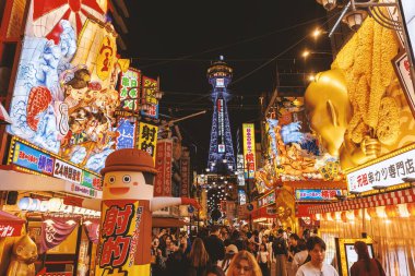 OSAKA, Japonya - 26 Ekim 2024: Tsutenkaku Kulesi gece ikonik görünümü