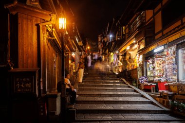 Kyoto, Japonya - 29 Ekim 2024: Japon eski kasaba sokağı geceleyin aydınlandı, Higashiyama Ward bölgesi