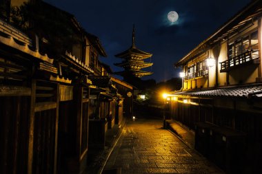 Gece Kyoto ikonik görüntüsü. Yasaka Pagoda ile Sannenzaka Caddesi. Geleneksel Japon sokağı