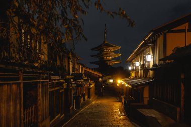 Yasaka Pagoda 'lı tarihi bir Kyoto caddesinin gece manzarası. Higashiyama Koğuşunda geleneksel mimari.