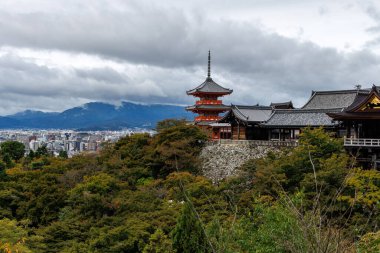 Kiyomizu-dera Tapınağı 'ndan Sanjunoto pagoda güz bulutları altında