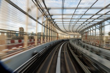 Hareket eden bir transit aracın dinamik ve canlı görüntüsü şehir mimarisinin özünü parlak bir şekilde yakalıyor.
