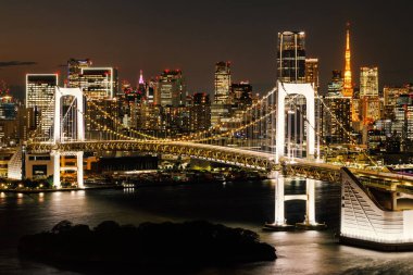 Tokyo Kulesi ile birlikte Toyos gökkuşağı köprüsünü aydınlatacak şekilde gökyüzü çizgisi