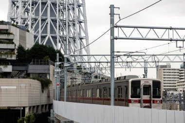 Tokyo toplu taşımacılığı. Tokyo SkyTree istasyonuna bir tren yaklaşıyor..