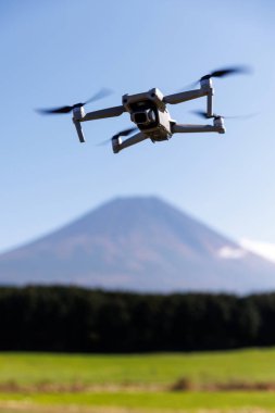 Japonya 'daki Fuji Dağı' nın üzerinde bir İHA uçuyor..