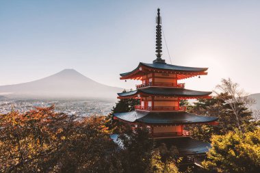 Geleneksel pagoda ve Fuji montajlı Japonya ikonik manzarası