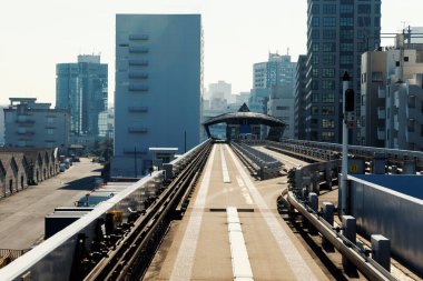 Modern Şehir 'e karşı çarpıcı bir Tek Raylı Parça.