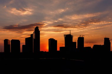 Şehrin üzerinde bir günbatımı Skyline, Şehir manzarasını aydınlatıyor.
