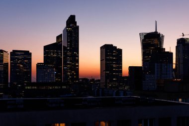 Şehir gün batımı şehrin ufuk çizgisine güzel bir ışık saçıyor..