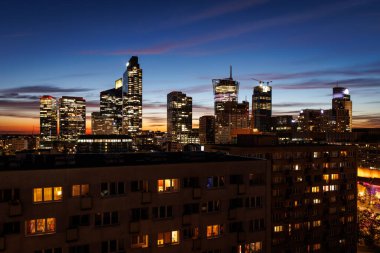 Dusk 'taki şehir manzarasında her yerde Aydınlanmış Güzel Gökdelenler var..