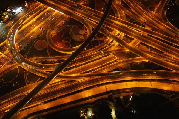 Gece aydınlık bir otoyol kavşağının en üst görüntüsü karmaşık kıvrımlar ve çizgiler, kentsel altyapının güzelliği ve modern mühendislik.