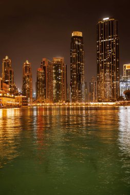 Dubai Marina gökdelenlerinin gece ve gündüz aydınlatması.